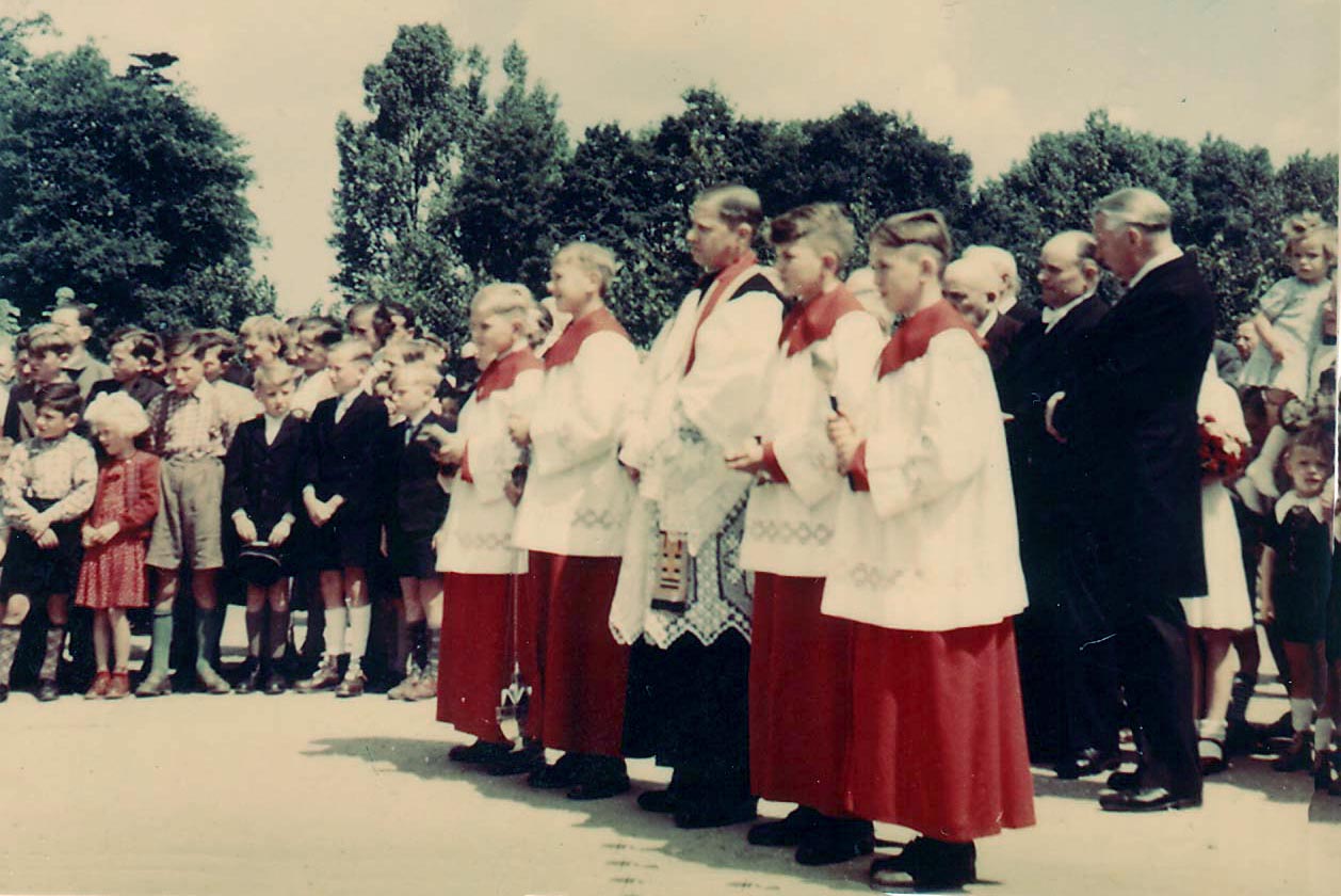 Historische Aufnahme des Dorfkreuzes und der Kirche